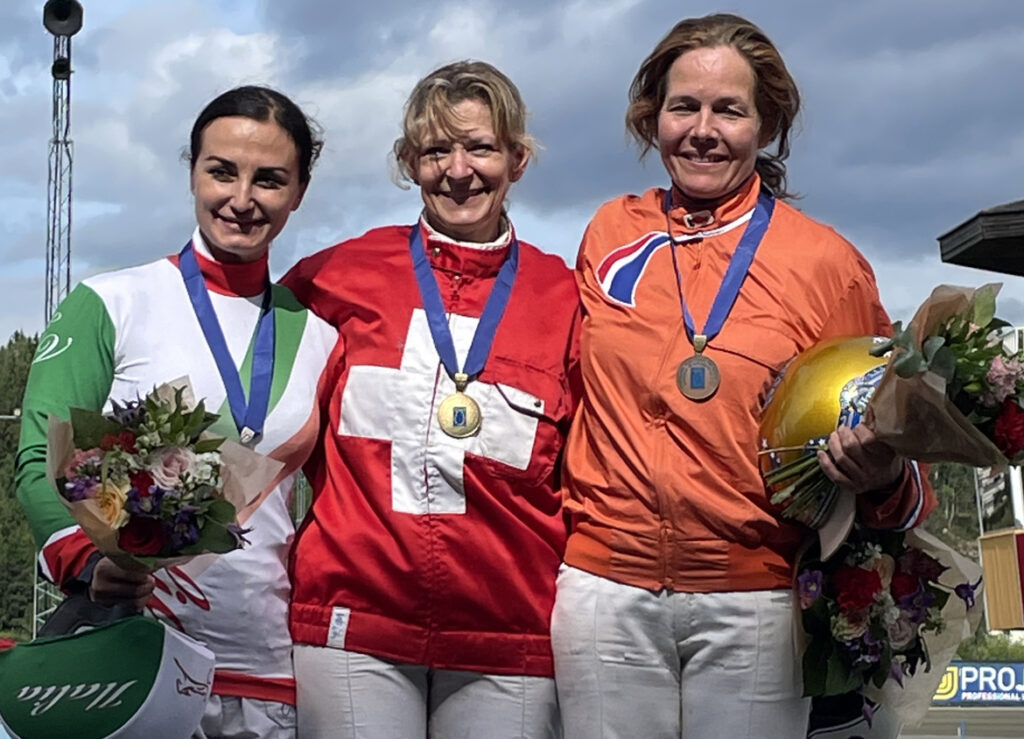 Barbara Aebischer från Schweiz vann Dam-EM för amatörkuskar i Sverige. Här omgiven av andrapristagaren Elena Villani-Orlando från Italien (vänster) och trean Hiltje Tjalsma från Holland.
